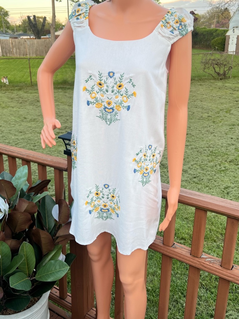 NWT Kirious Los Angeles White Floral Embroidered Sleeveless Mini Dress Boho
